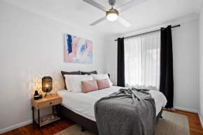 The Neo stylish central apartment with aircon courtyard and Netflix, Toowoomba